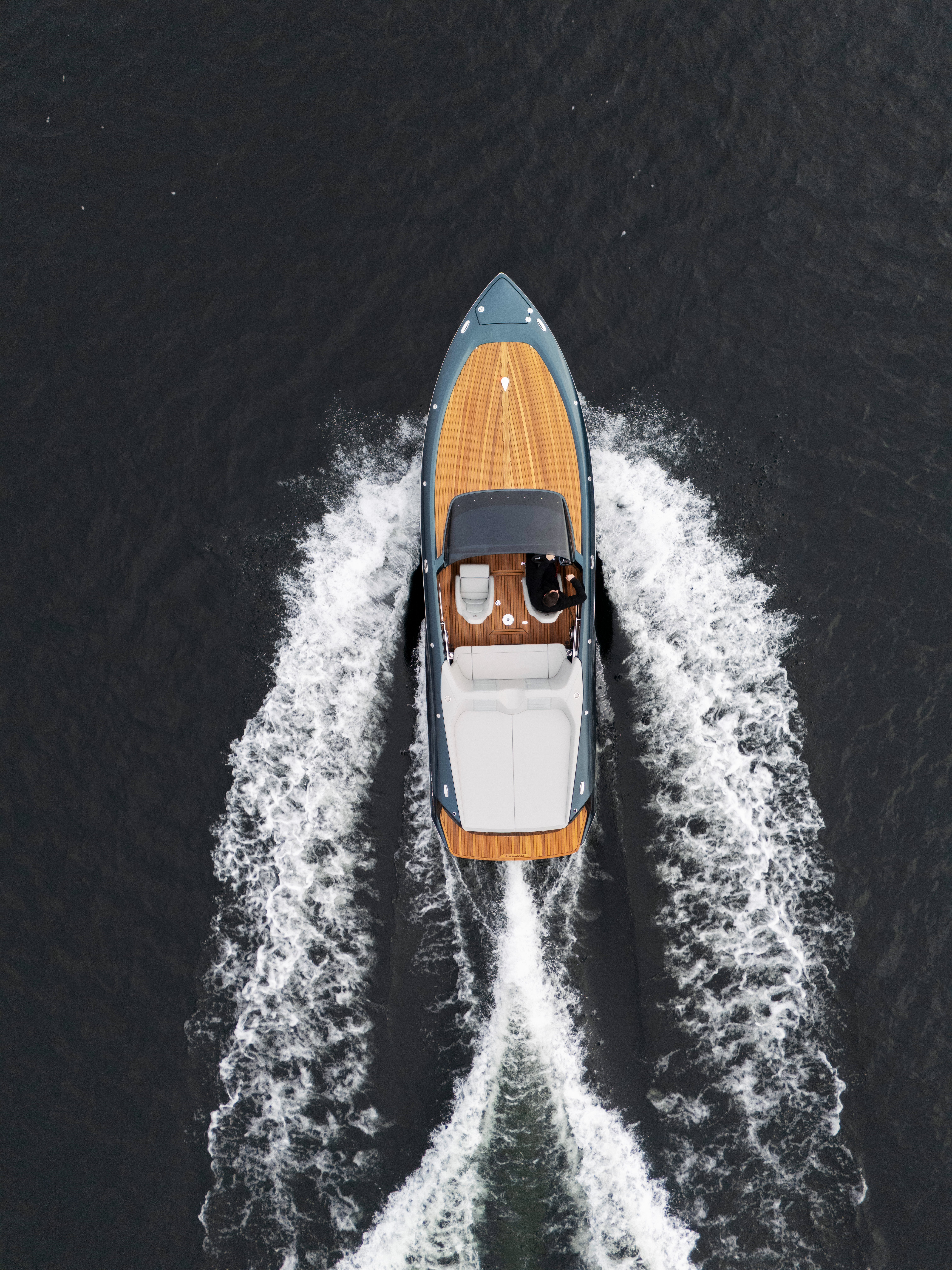 Frauscher x Porsche 790 Spectre bovenaanzicht drone shot varend op donker water met kielzog | Messink Yachting Benelux