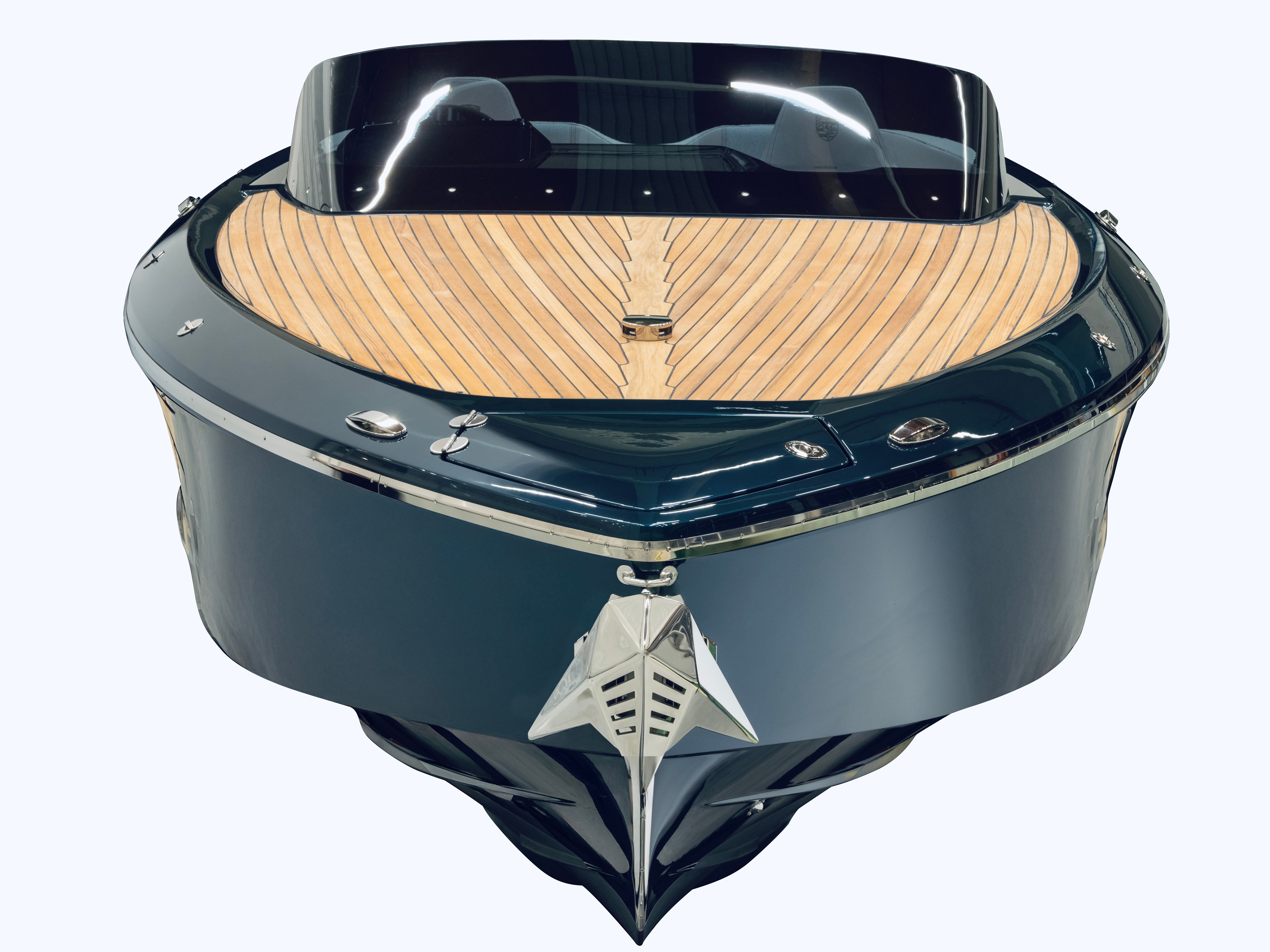 Frauscher x Porsche 790 Spectre boegaanzicht teak dek chrome boegornament detail | Messink Yachting exclusief importeur
