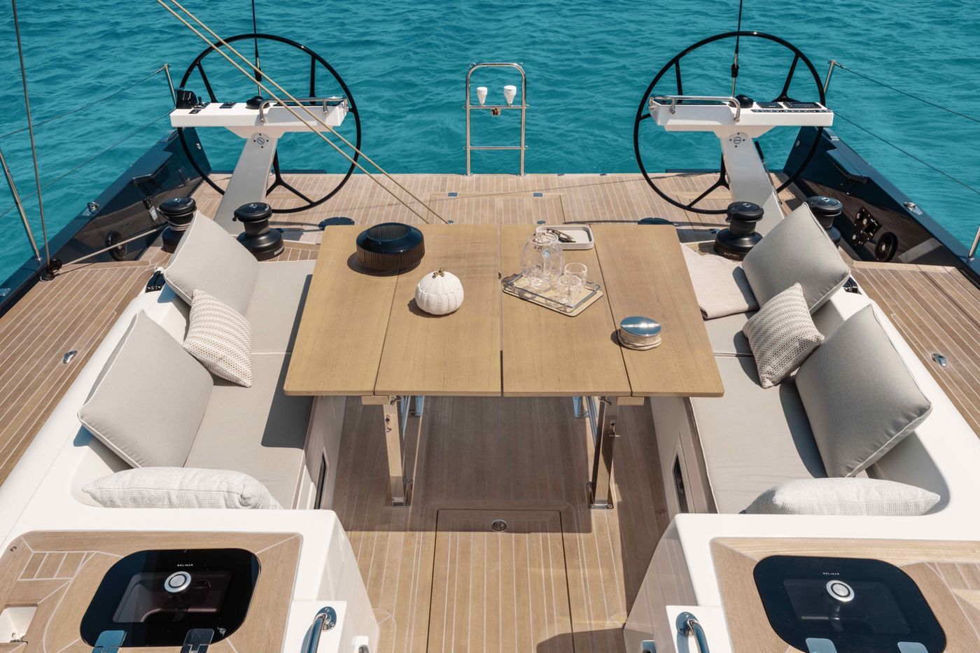 solaris-cockpit-teak-turquoise-water-aan-anker