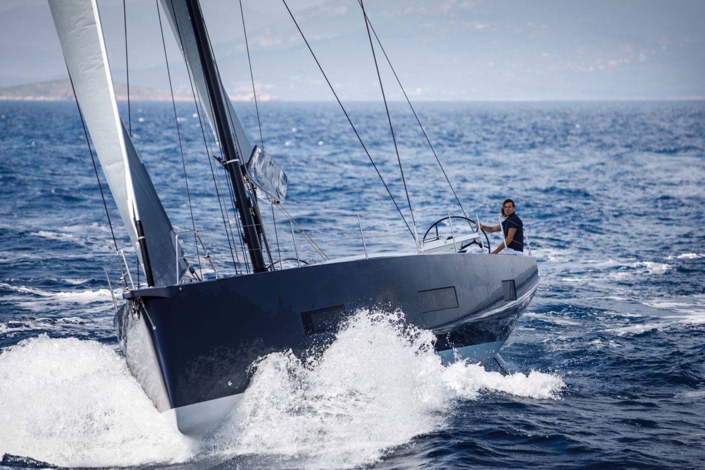 Solaris jacht boegaanzicht hoge snelheid door golven Adriatische Zee | Messink Yachting