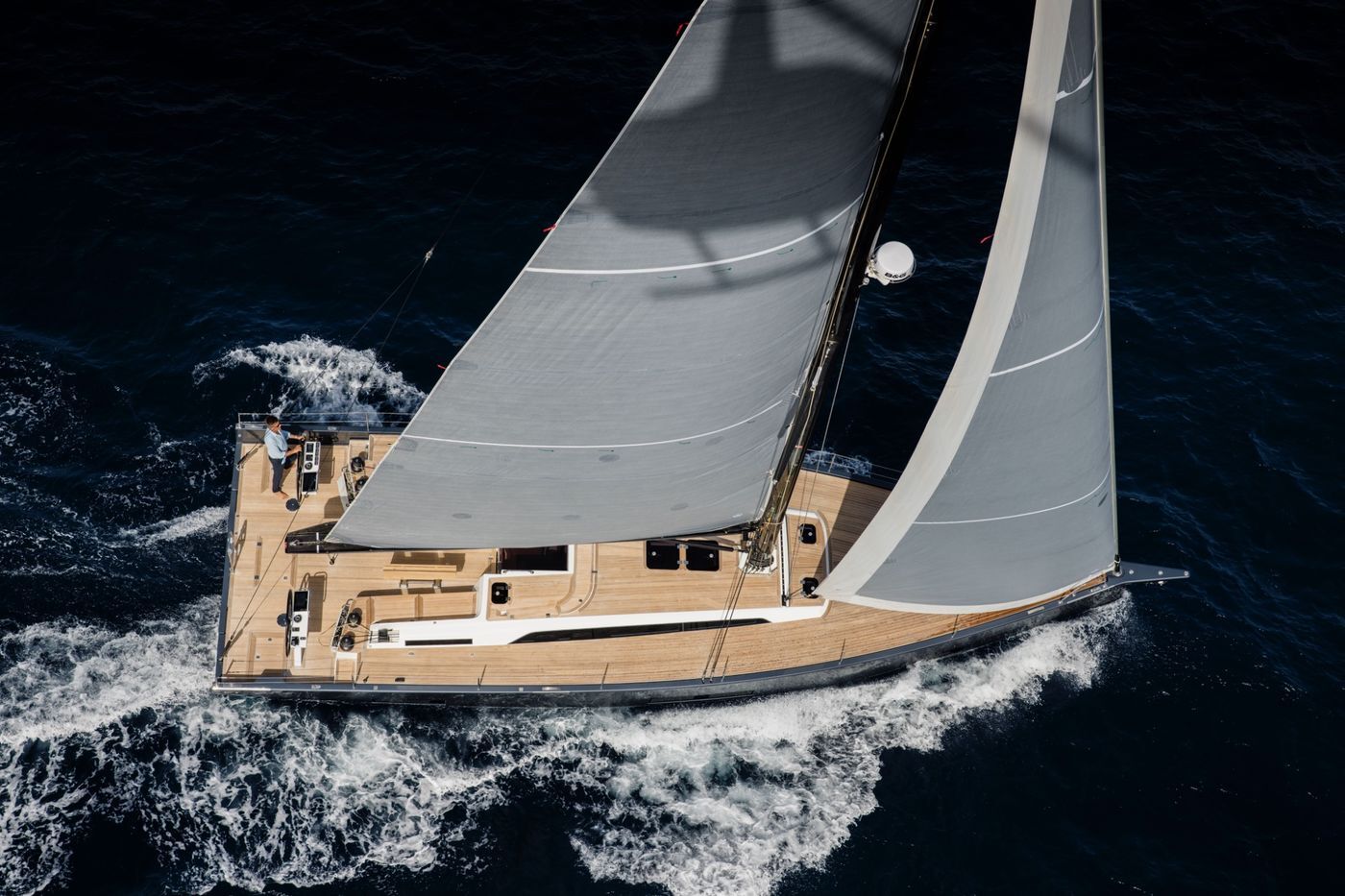 Solaris jacht drone bovenaanzicht teak dek solo schipper open zee | Messink Yachting Benelux