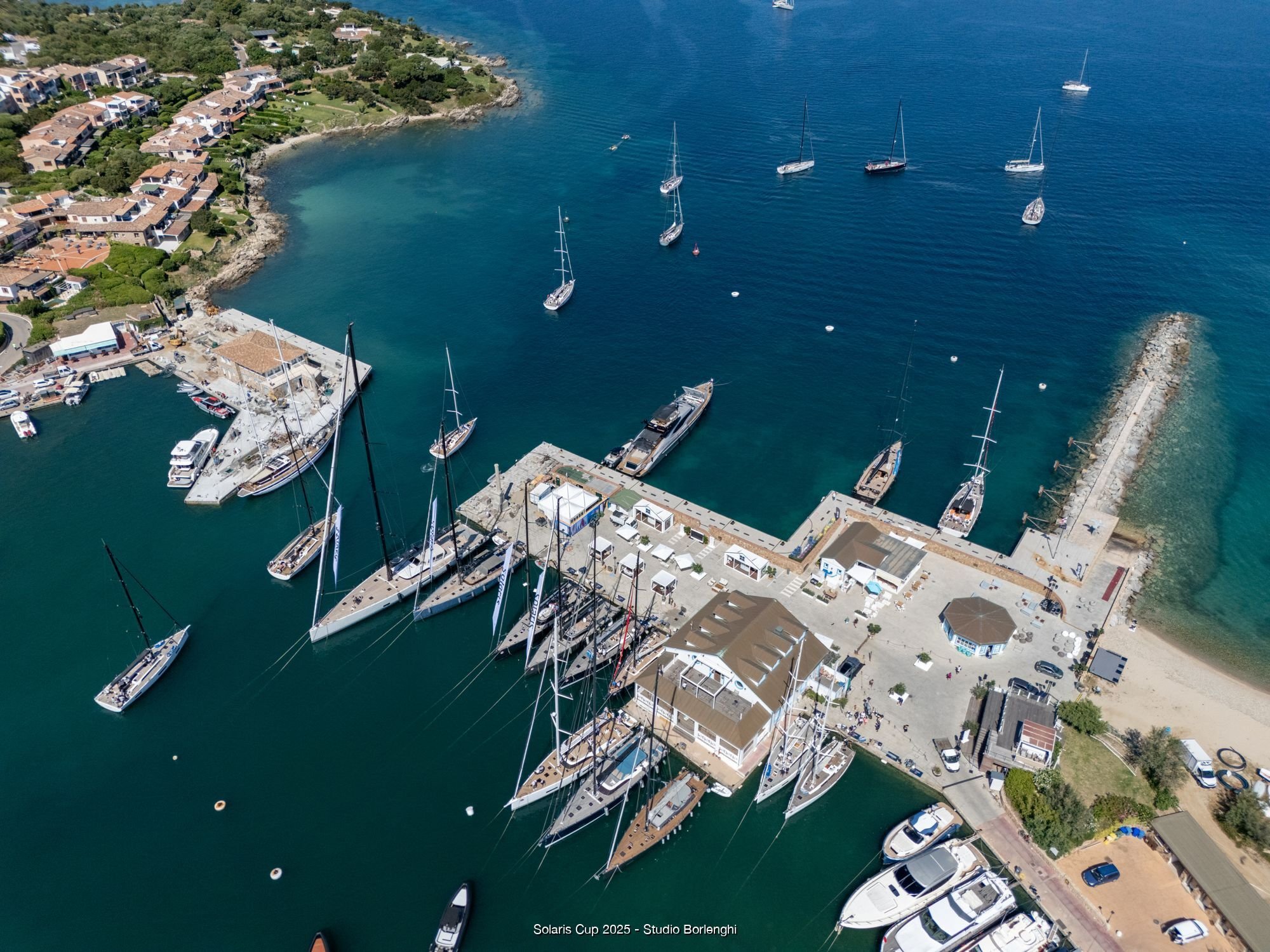 Solaris zeiljachten afgemeerd in de jachthaven van Porto Rotondo, Sardinië | Messink Yachting