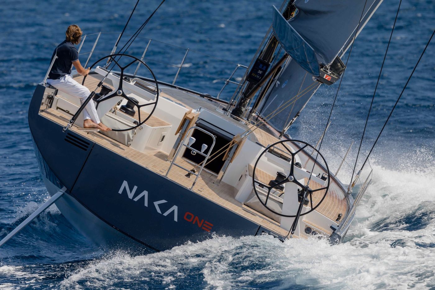 Solaris NAKA ONE racing door de golven kuip detail schipper | Messink Yachting Benelux