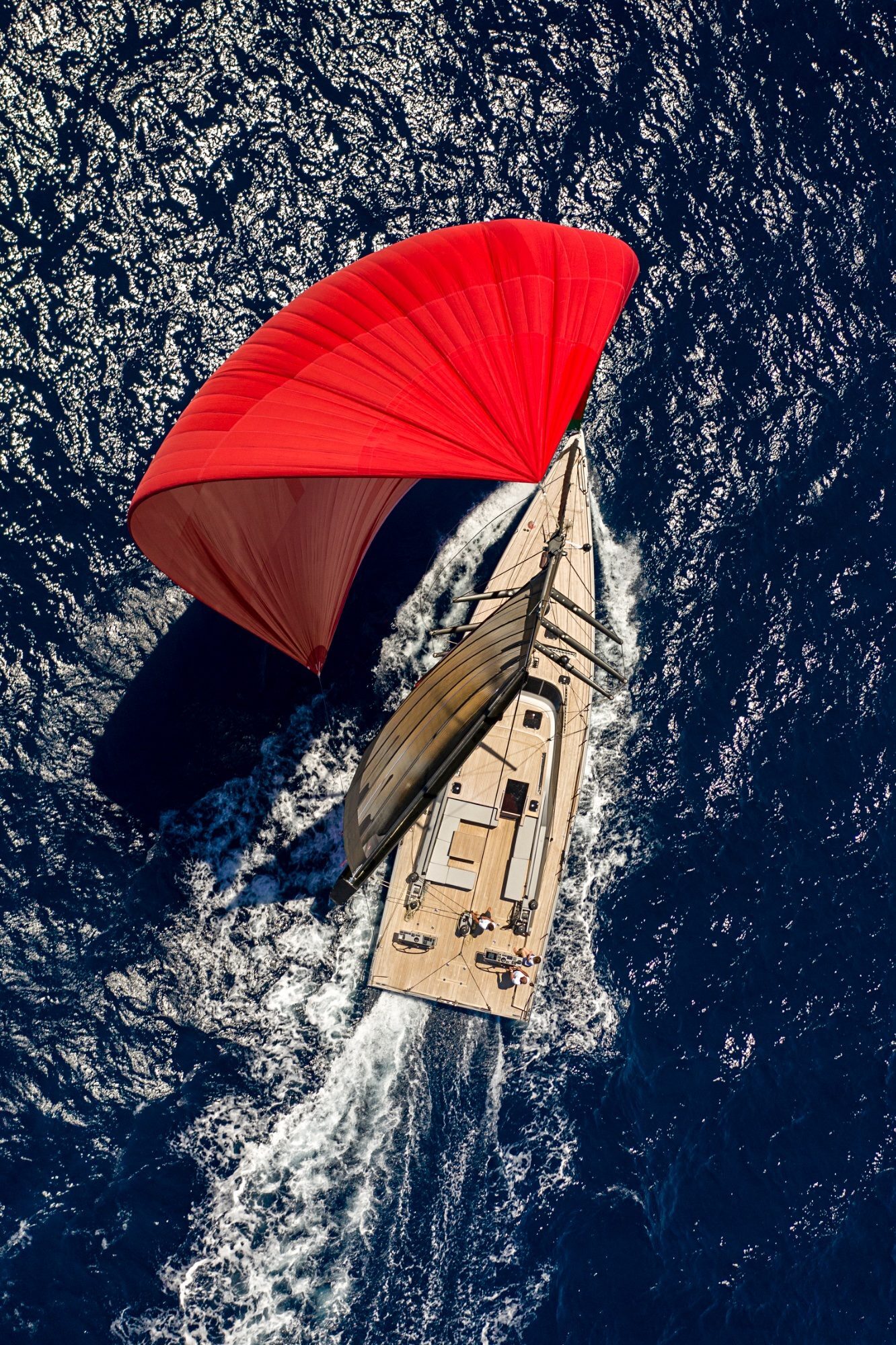 Solaris jacht drone bovenaanzicht met rode spinnaker op de Middellandse Zee Messink Yachting