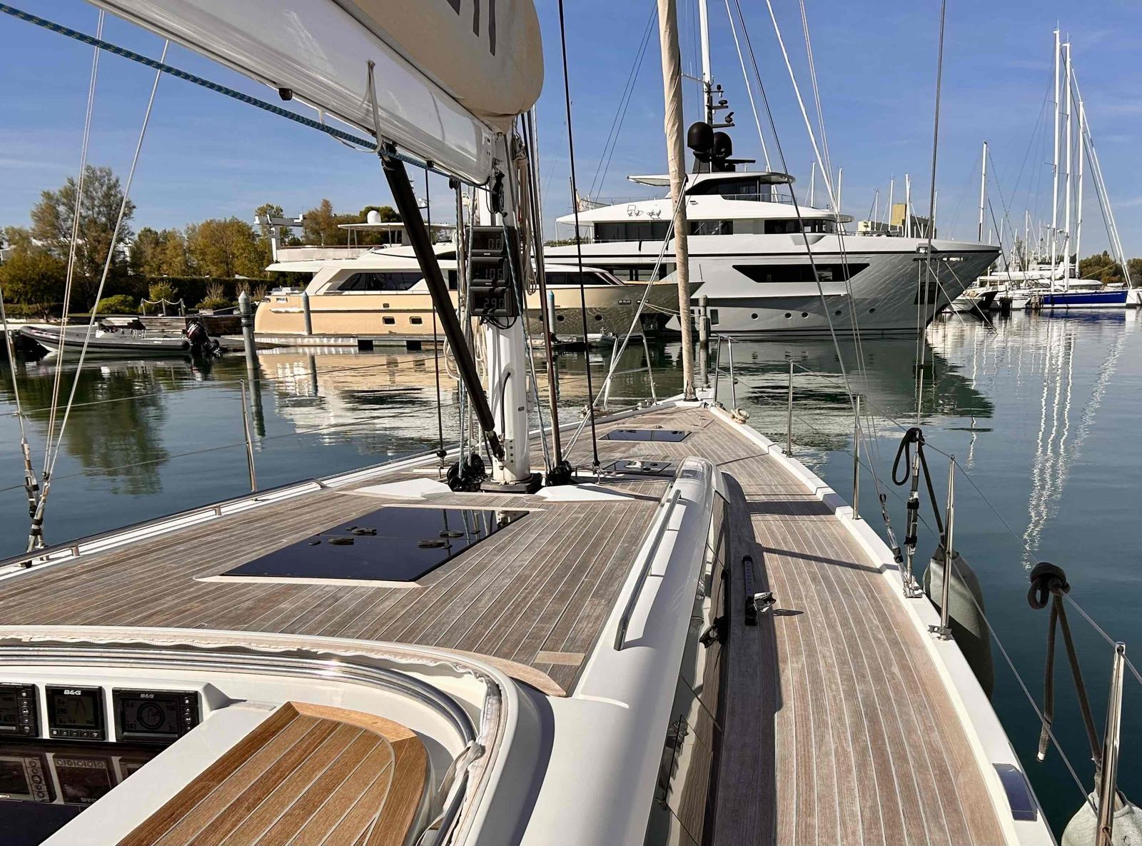 Kuip van de Solaris 44 met teak en twee stuurwielen