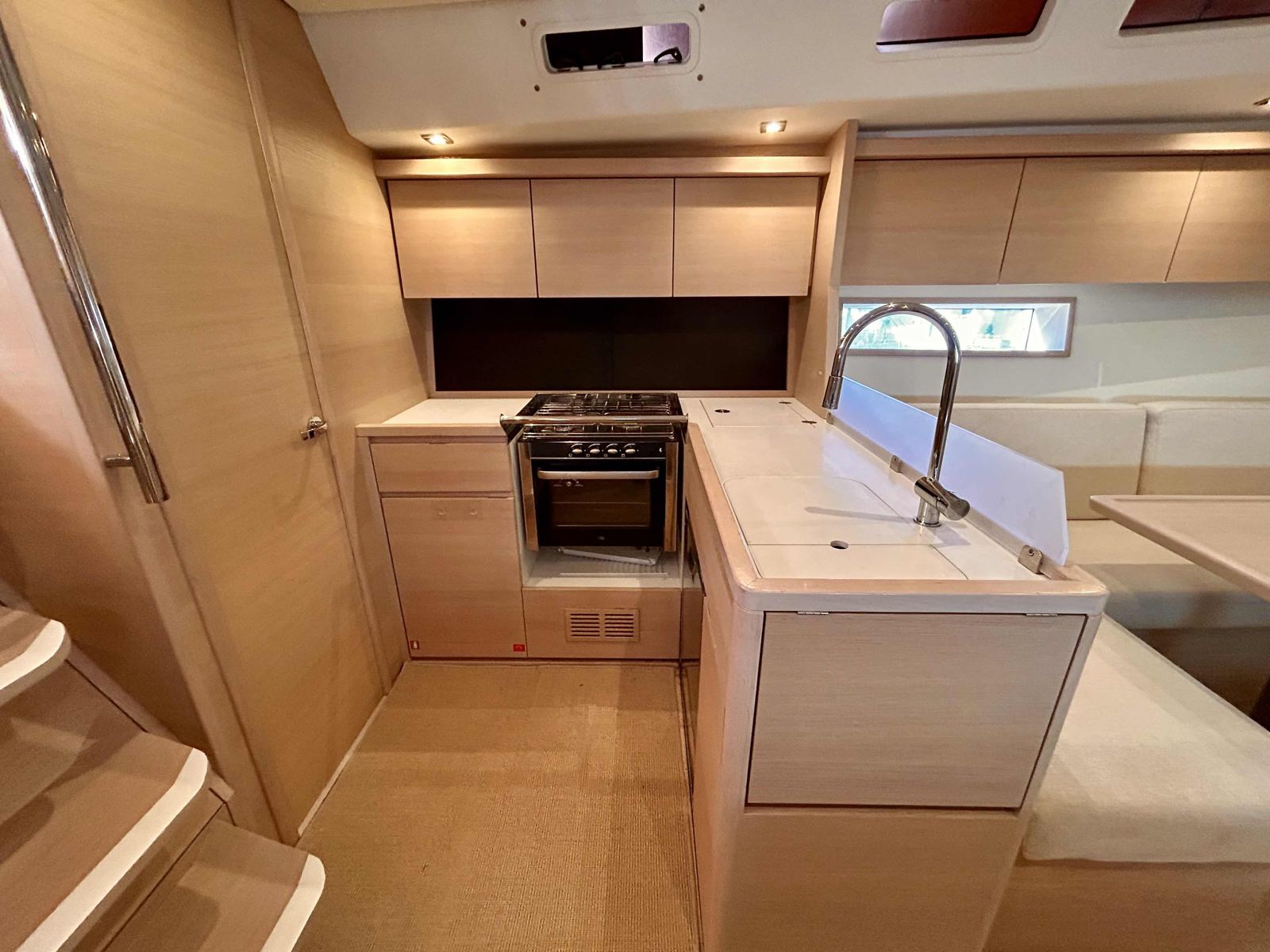 Kombuis van de Solaris 44 met interieur in gebleekt eiken
