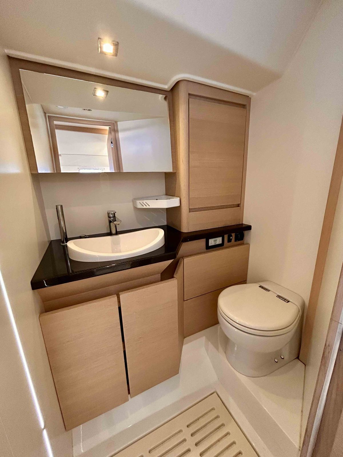 Badkamer van de Solaris 44 Farewell