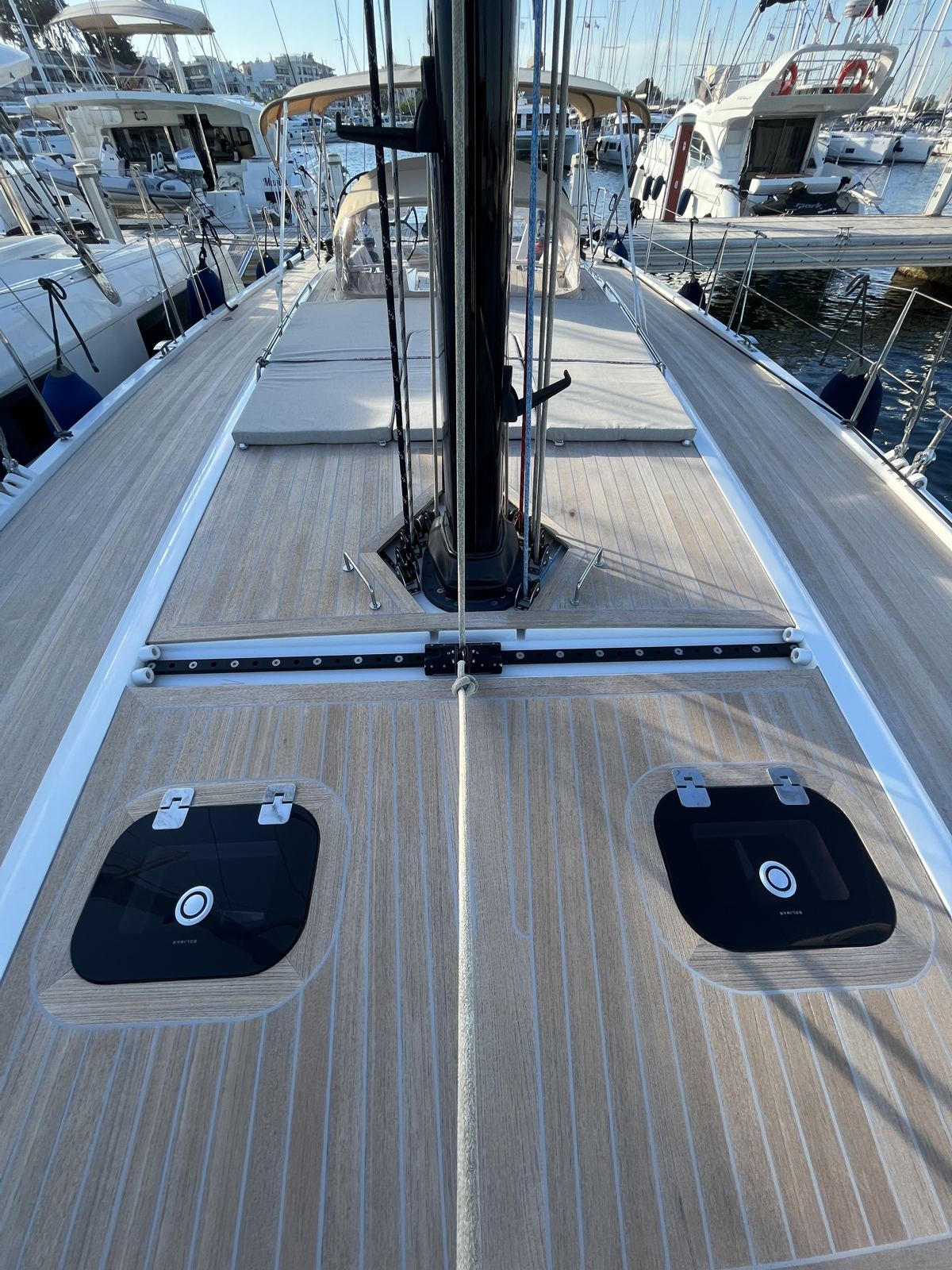 Teak dek en mast van de Solaris 50 Sea Fox