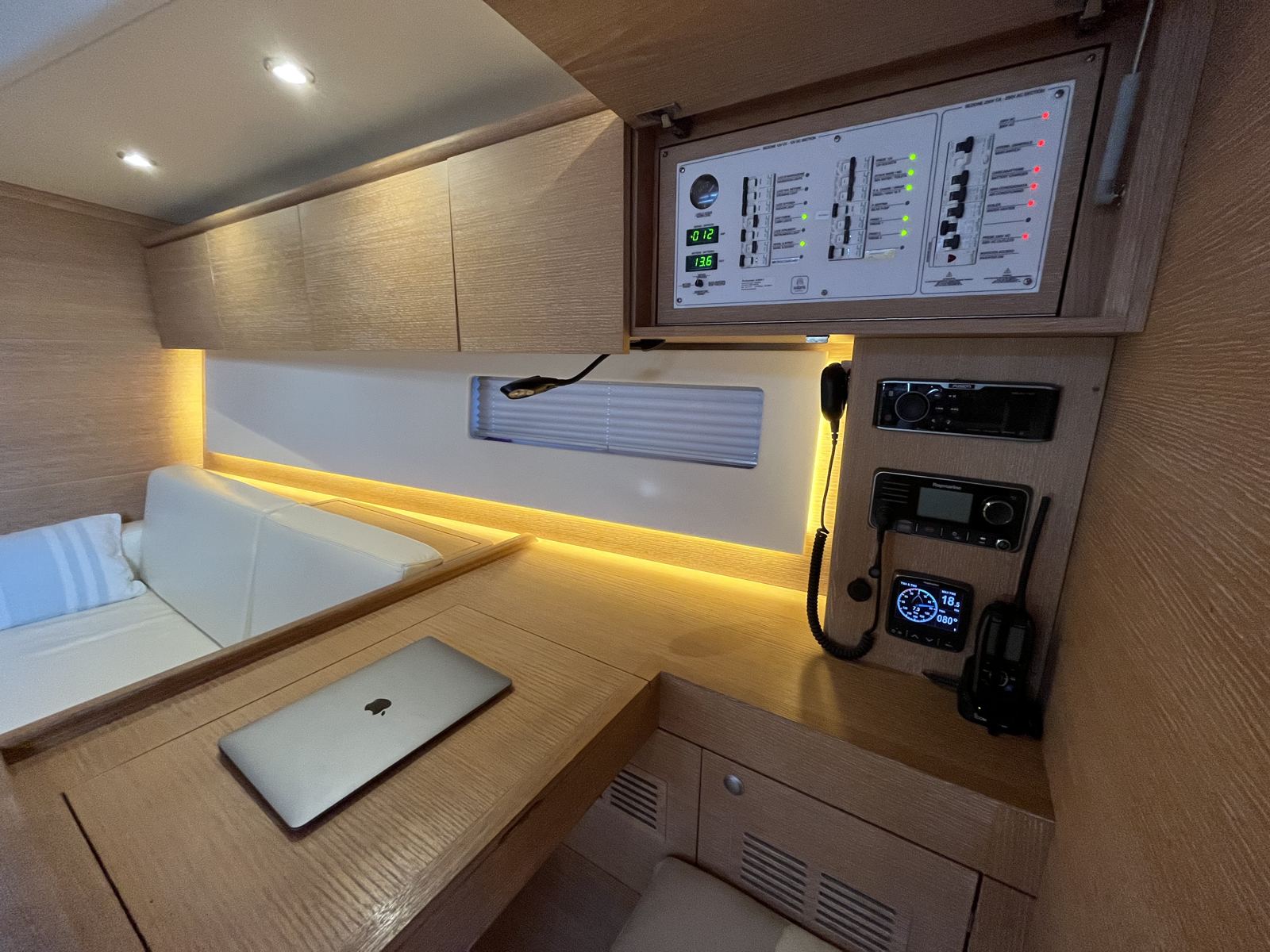 Salon met navigatietafel van de Solaris 50