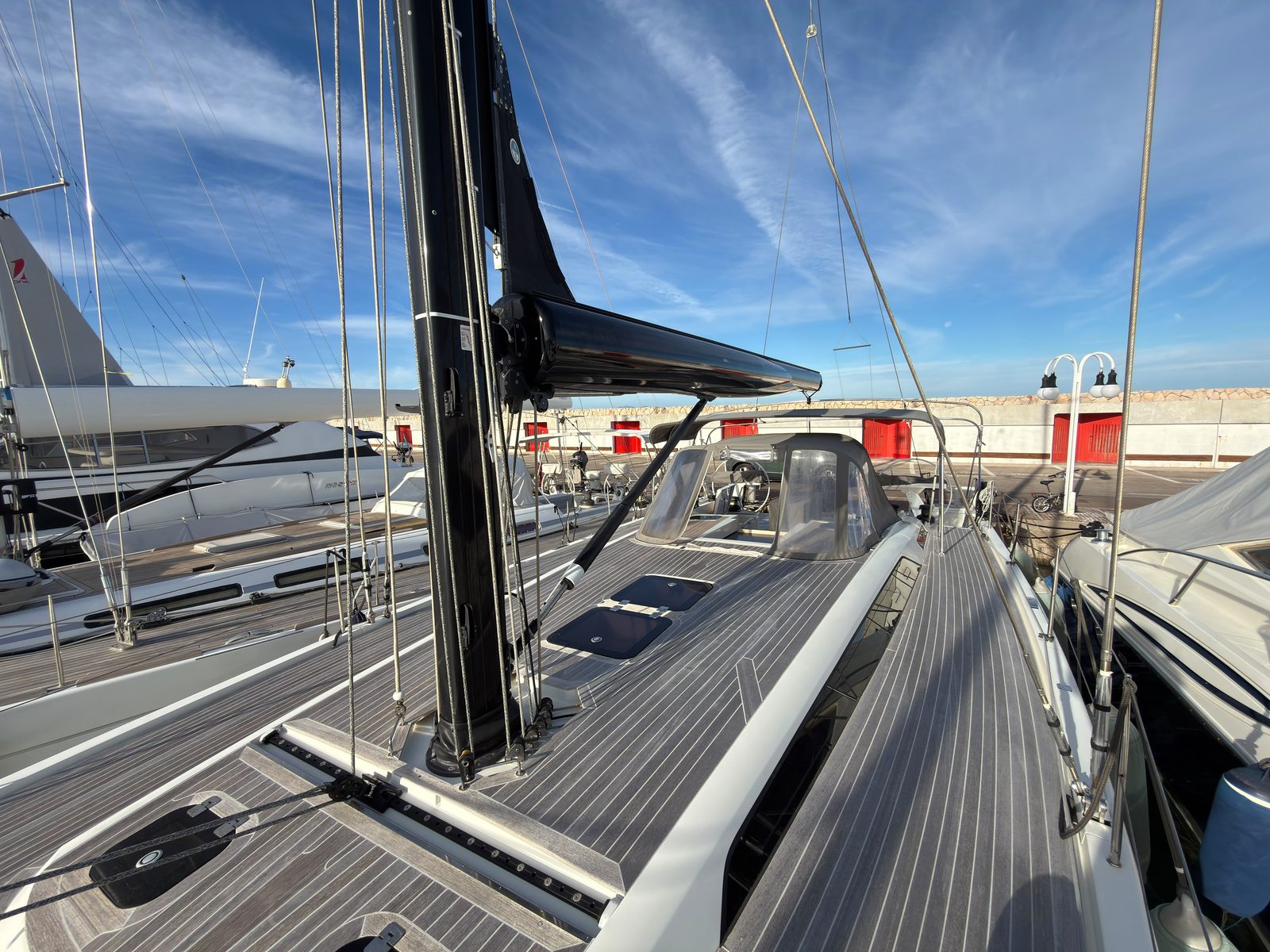 Teak gangboord en mast van de Solaris 50