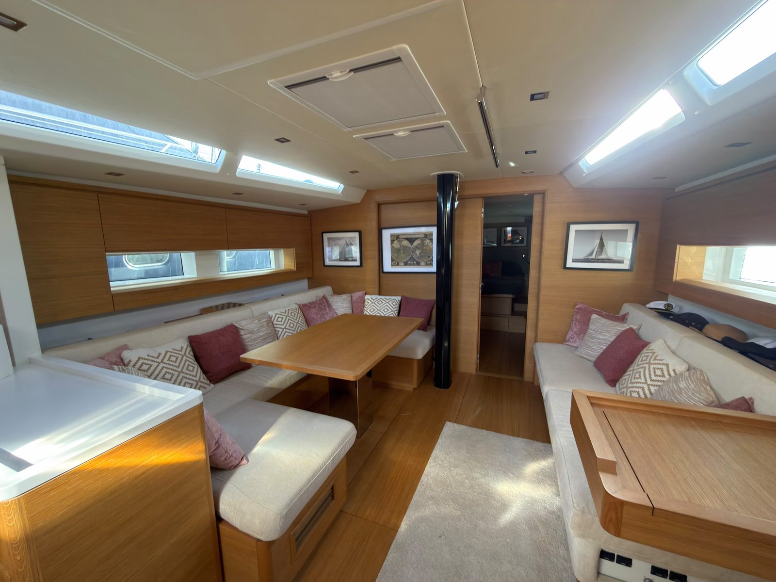 Salon met eiken interieur van de Solaris 50 Golden Hind